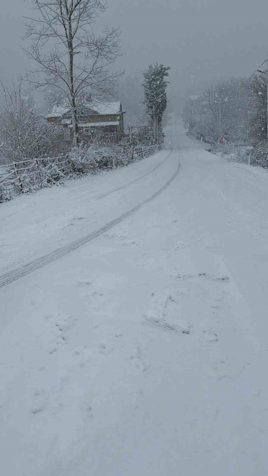 Türkeli’de doğalgaz tırı karda kaydı, yol ulaşıma kapandı

