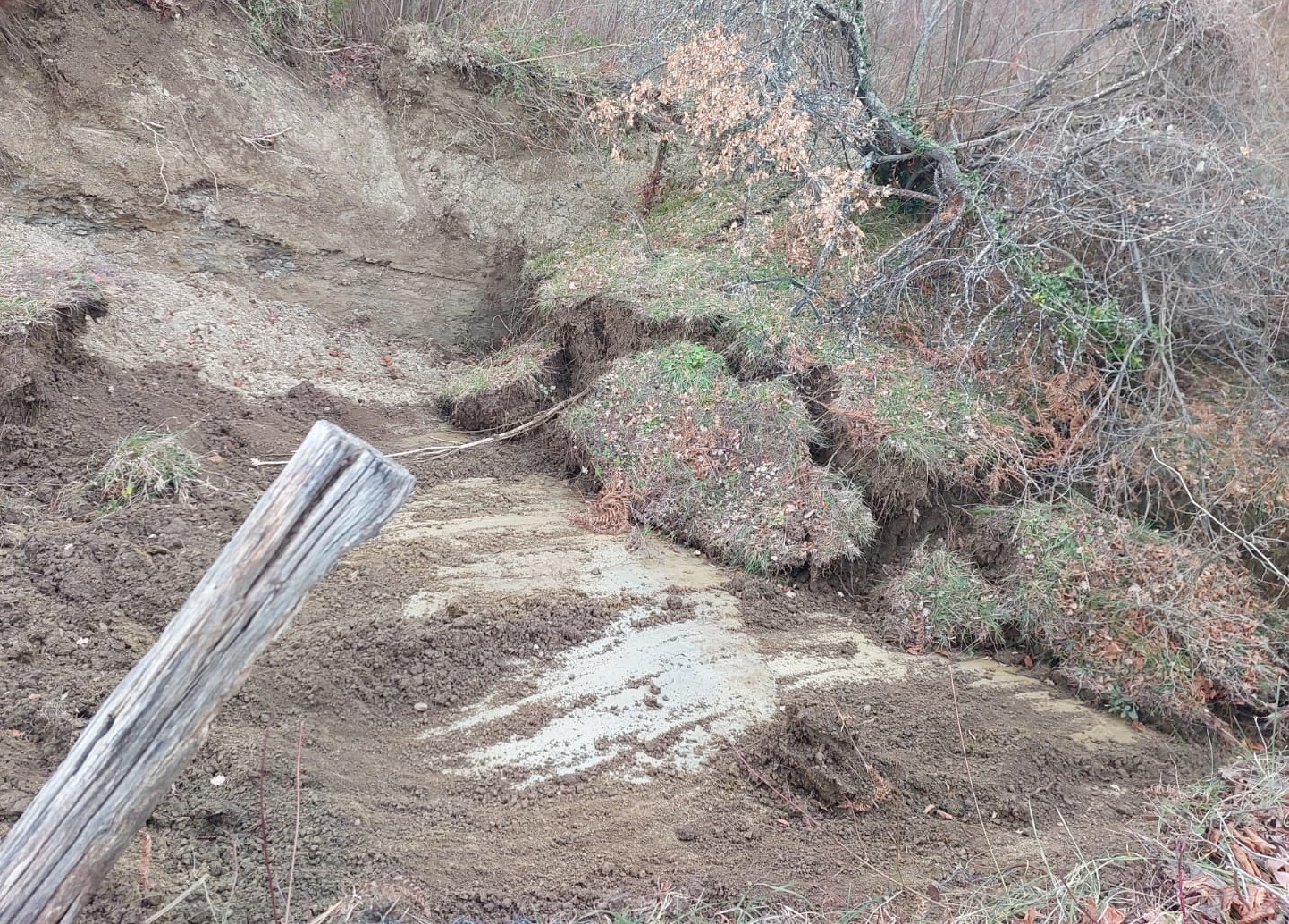 Türkeli’de heyelan nedeniyle köy yolu ulaşıma kapandı
