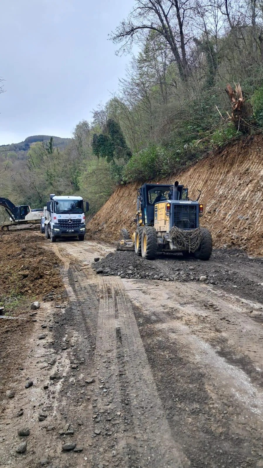 Türkeli’de heyelan sonrası köy yolu güvenli hale getirildi
