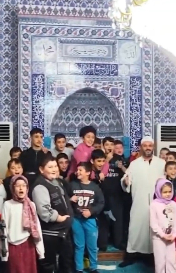 Türkeli’de minikler, ilahi akımına katıldı
