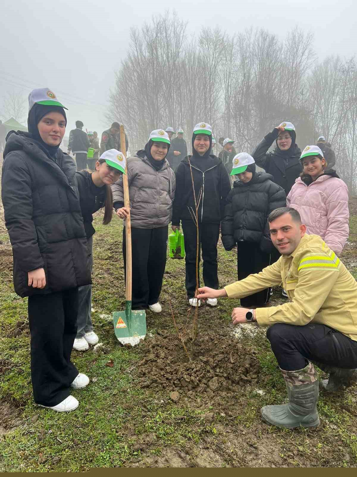 Türkeli’de yüzlerce fidan toprakla buluştu
