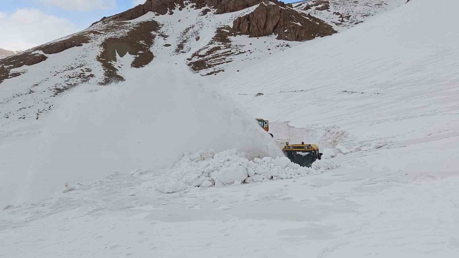 Türkiye-İran sınır hattında karla mücadele çalışması

