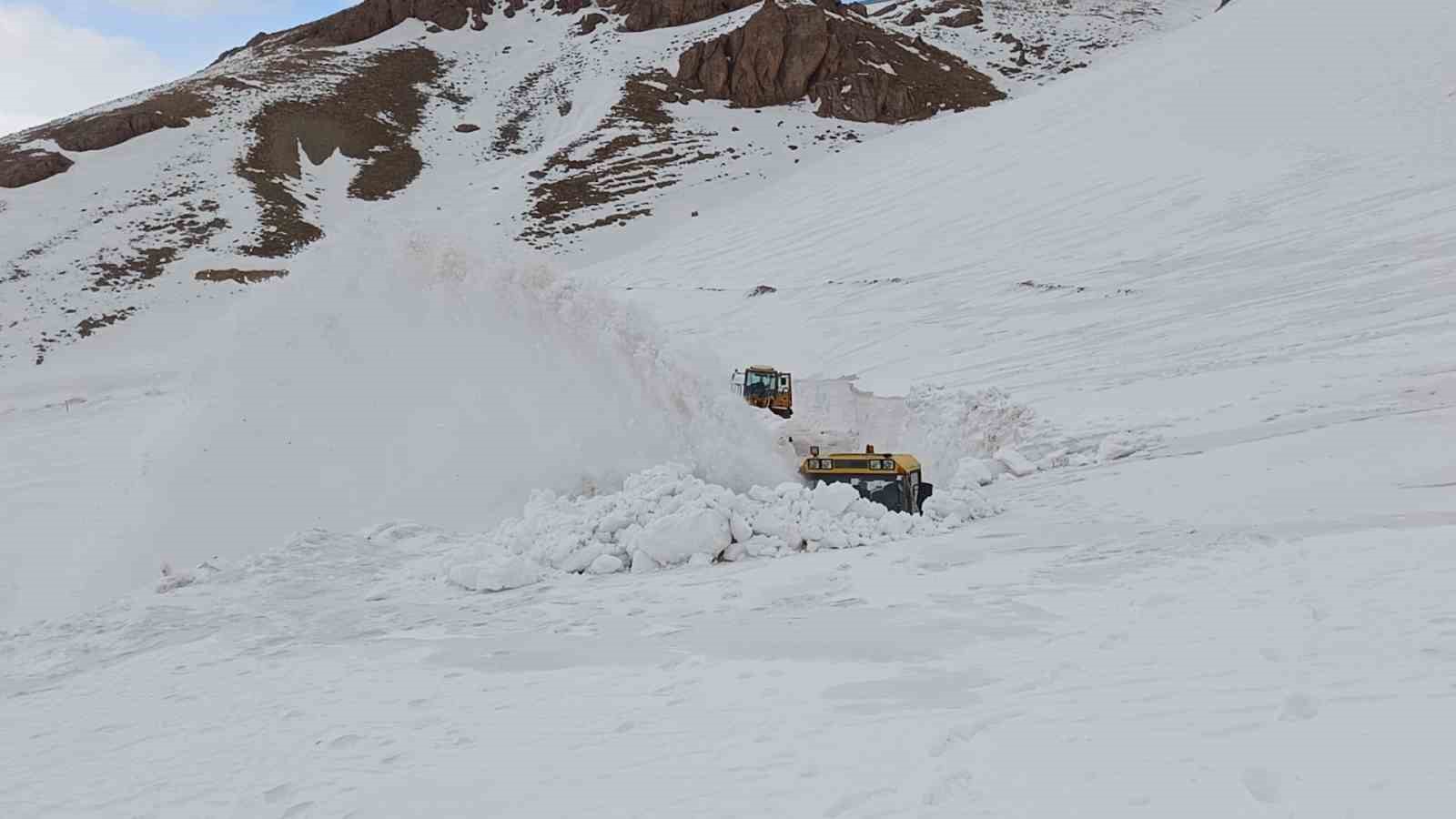 Türkiye-İran sınır hattında karla mücadele çalışması
