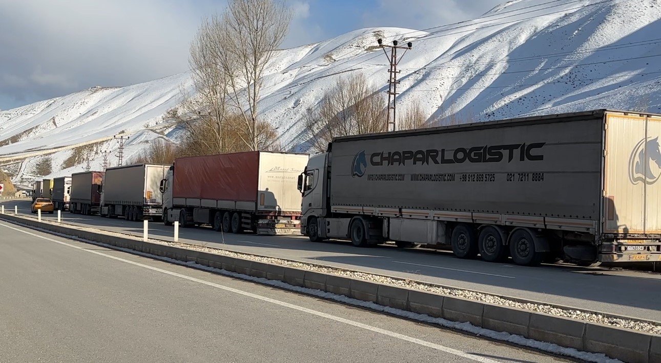 Türkiye-İran sınır kapısında 2 kilometrelik tır kuyruğu oluştu
