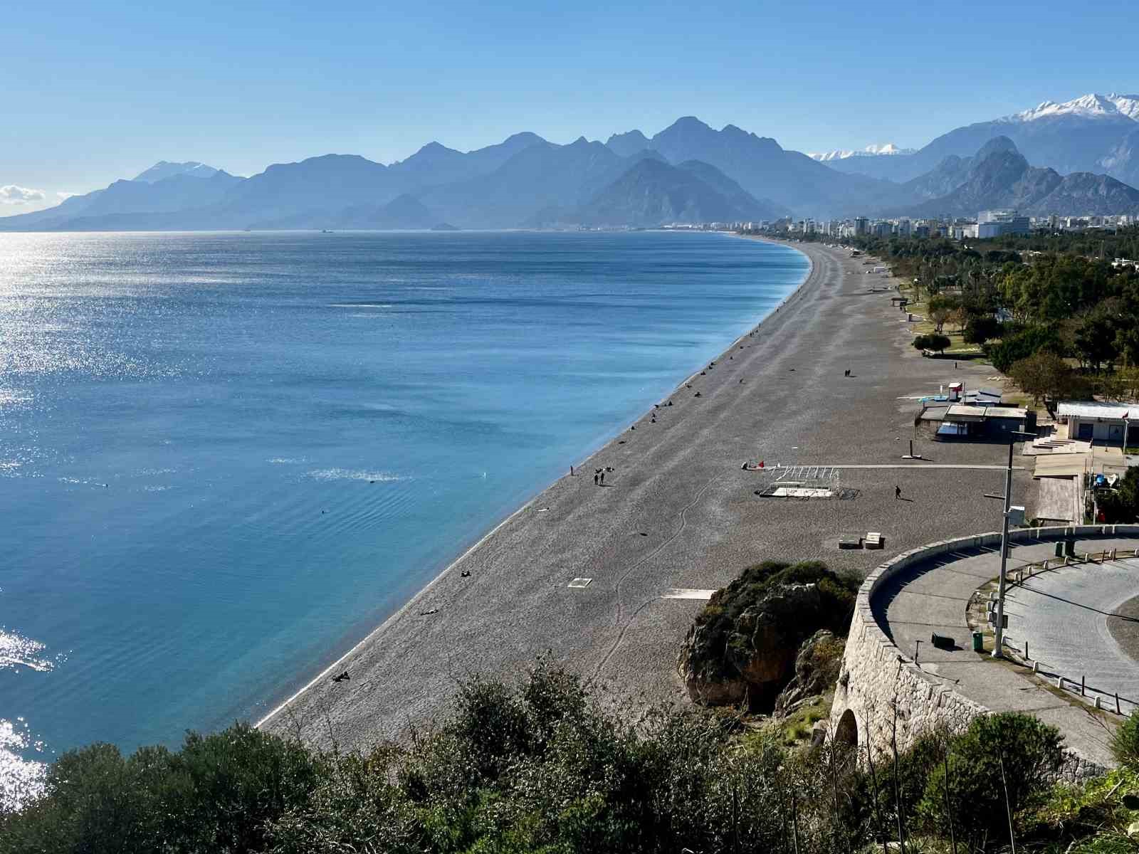 Türkiye kar esaretindeyken, Antalya’da kar manzarası eşliğinde denize girdiler
