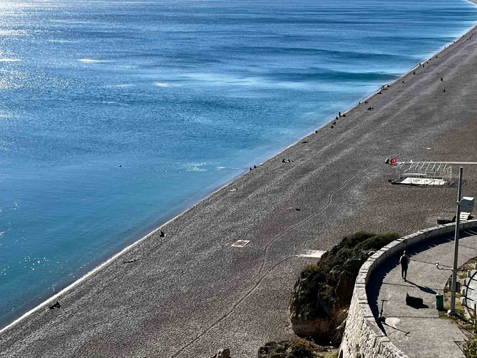Türkiye kar esaretindeyken, Antalya’da kar manzarası eşliğinde denize girdiler
