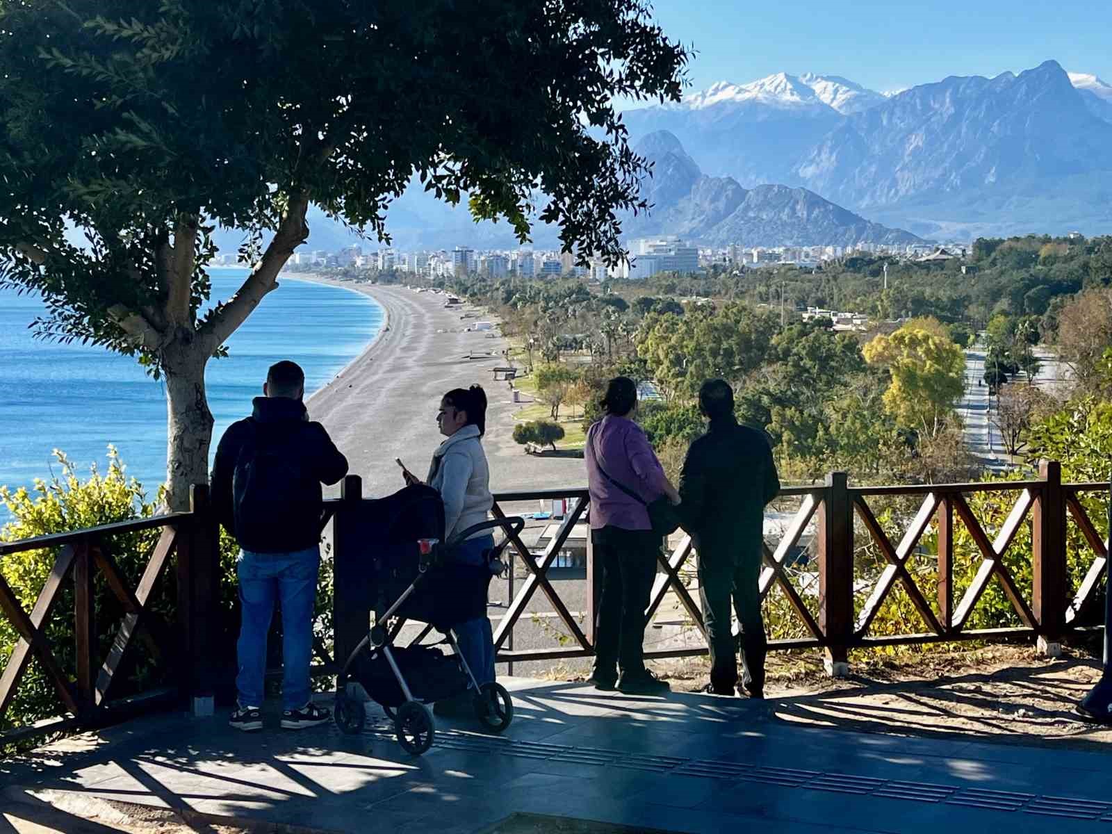 Türkiye kar esaretindeyken, Antalya’da kar manzarası eşliğinde denize girdiler
