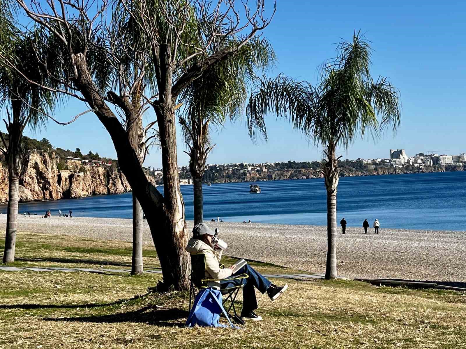 Türkiye kar esaretindeyken, Antalya’da kar manzarası eşliğinde denize girdiler
