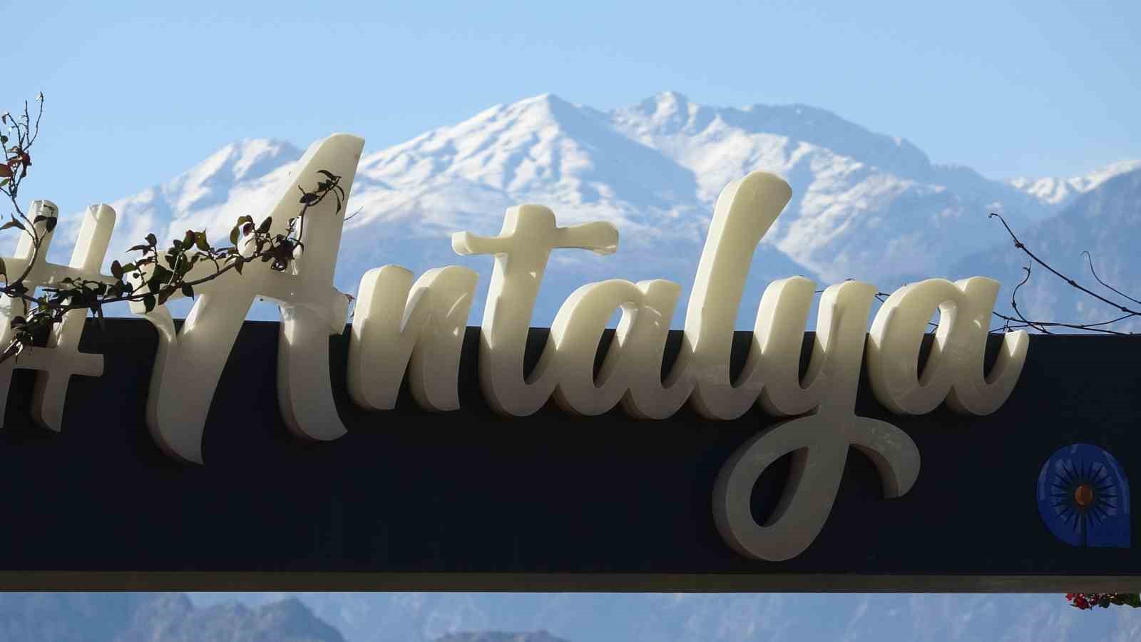 Türkiye kar esaretindeyken, Antalya’da kar manzarası eşliğinde denize girdiler
