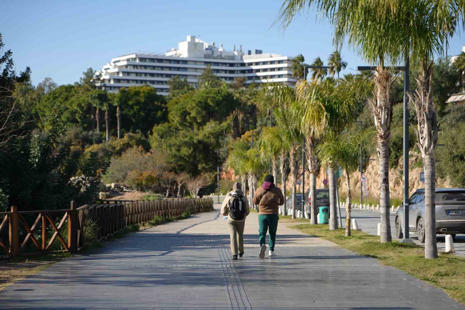 Türkiye kar esaretindeyken, Antalya’da kar manzarası eşliğinde denize girdiler
