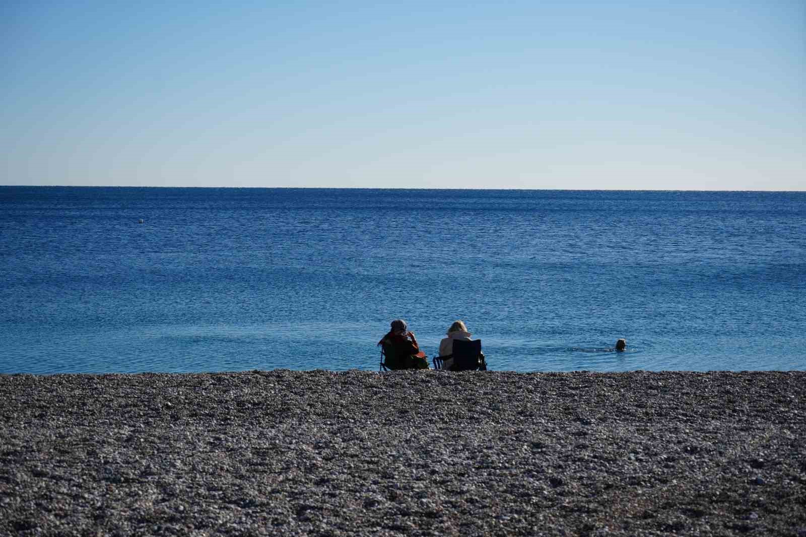 Türkiye kar esaretindeyken, Antalya’da kar manzarası eşliğinde denize girdiler
