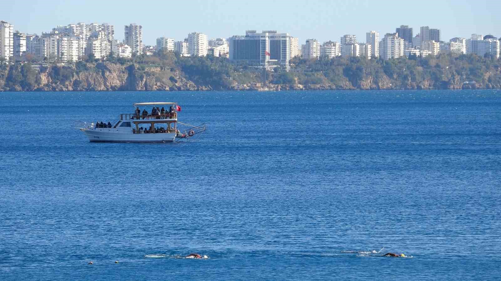Türkiye kar esaretindeyken, Antalya’da kar manzarası eşliğinde denize girdiler
