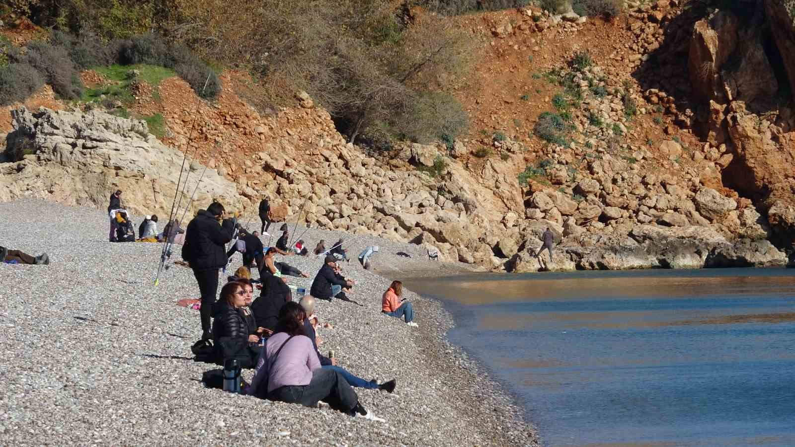 Türkiye kar esaretindeyken, Antalya’da kar manzarası eşliğinde denize girdiler
