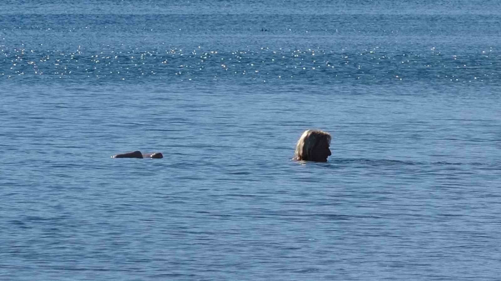 Türkiye kar esaretindeyken, Antalya’da kar manzarası eşliğinde denize girdiler
