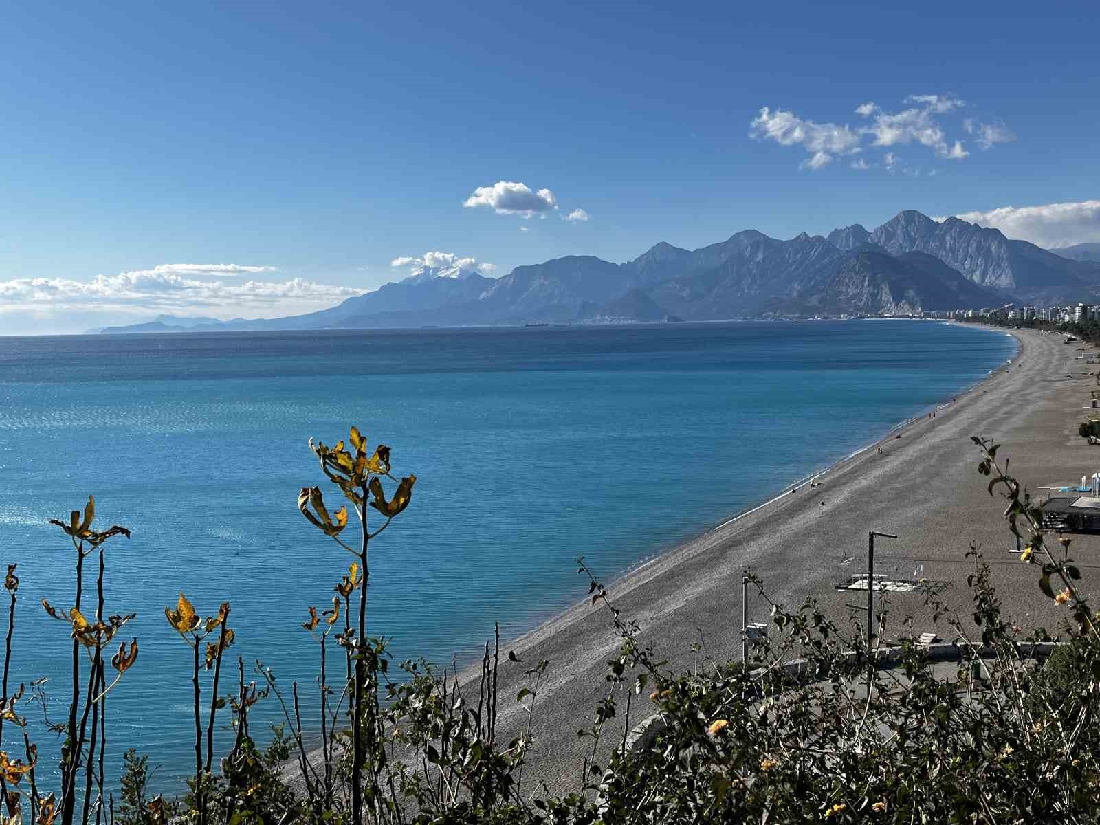 Türkiye kar tatilindeyken Antalya’da öğrenciler deniz keyfi yaptı
