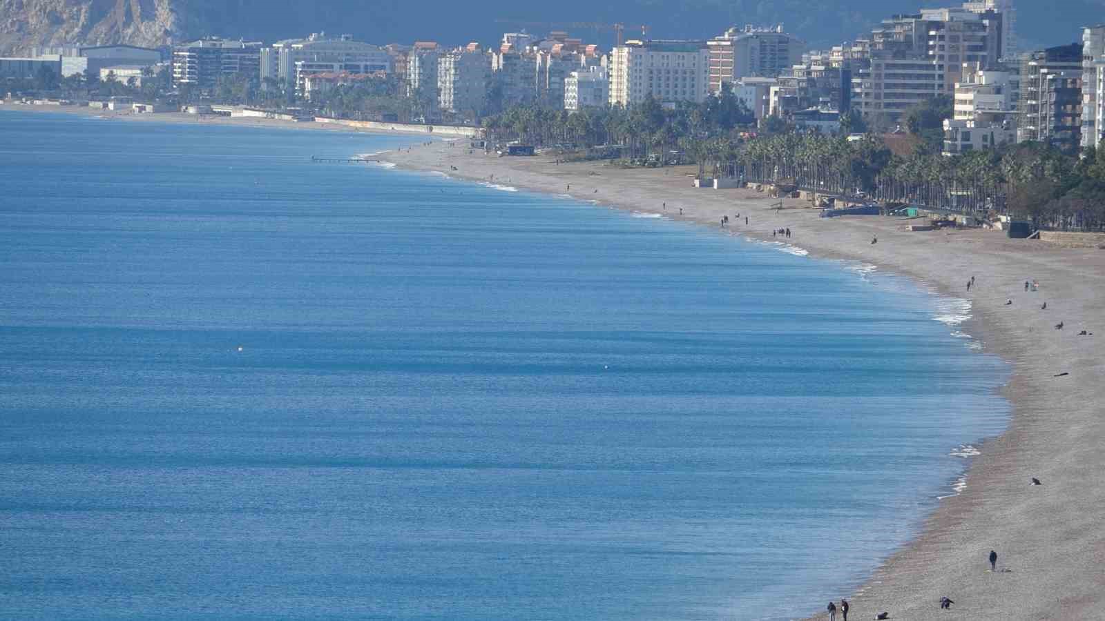 Türkiye kar tatilindeyken Antalya’da öğrenciler deniz keyfi yaptı
