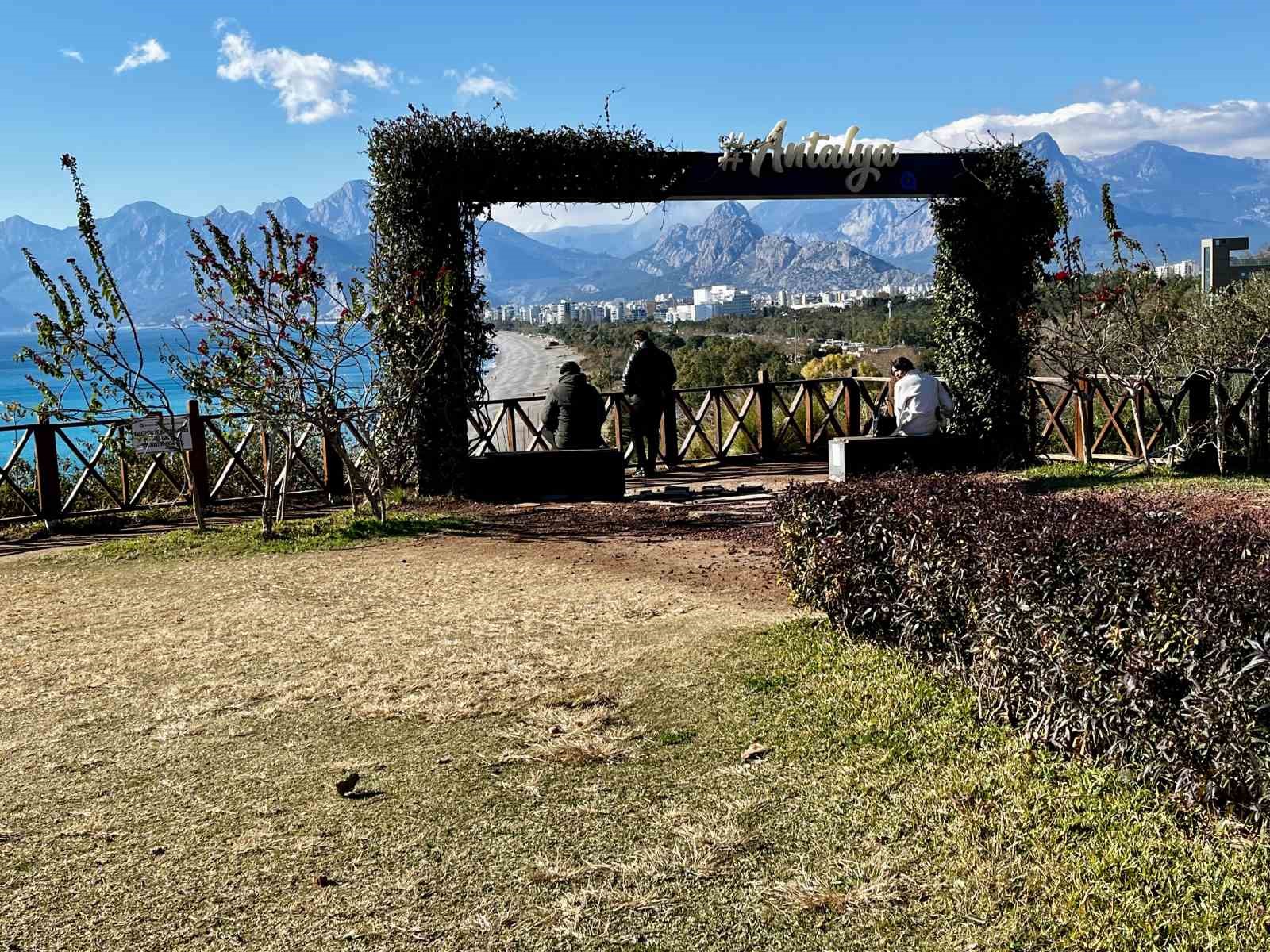 Türkiye kar tatilindeyken Antalya’da öğrenciler deniz keyfi yaptı
