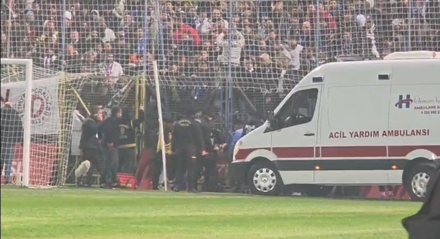 Türkiye Kupası maçı öncesi bir taraftar tribünden düştü

