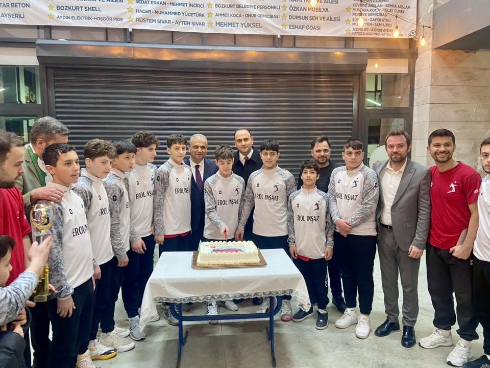 Türkiye şampiyonu olan öğrencilere coşkulu karşılama
