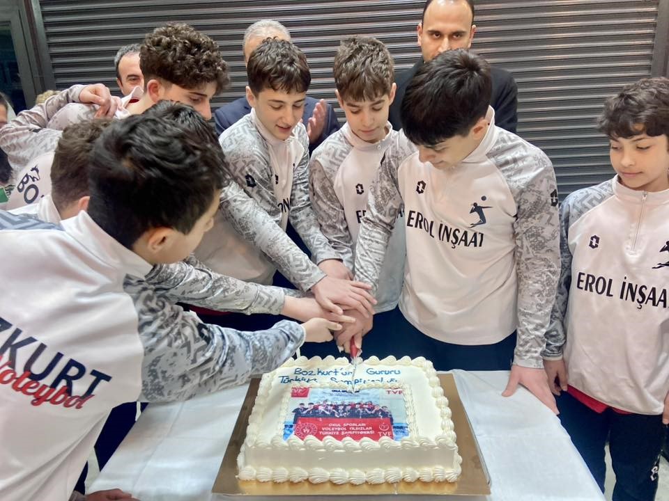 Türkiye şampiyonu olan öğrencilere coşkulu karşılama
