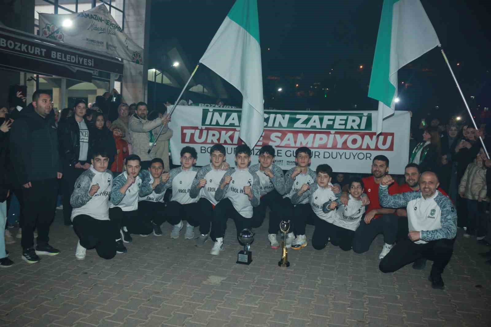 Türkiye şampiyonu olan öğrencilere coşkulu karşılama
