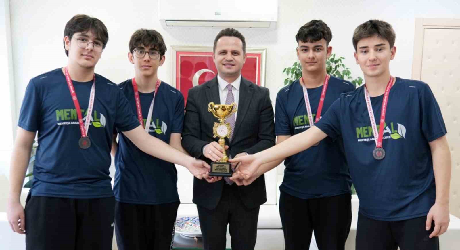 Türkiye üçüncüsü tenisçilerden İl ve İlçe Milli Eğitim Müdürlerine ziyaret
