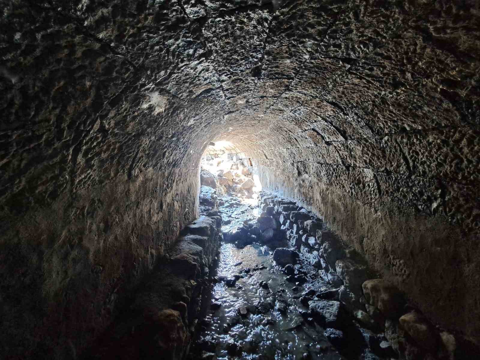 Türkiye’de bir örneği daha yok; Trabzon’da Roma dönemine ait su kanalı ortaya çıktı

