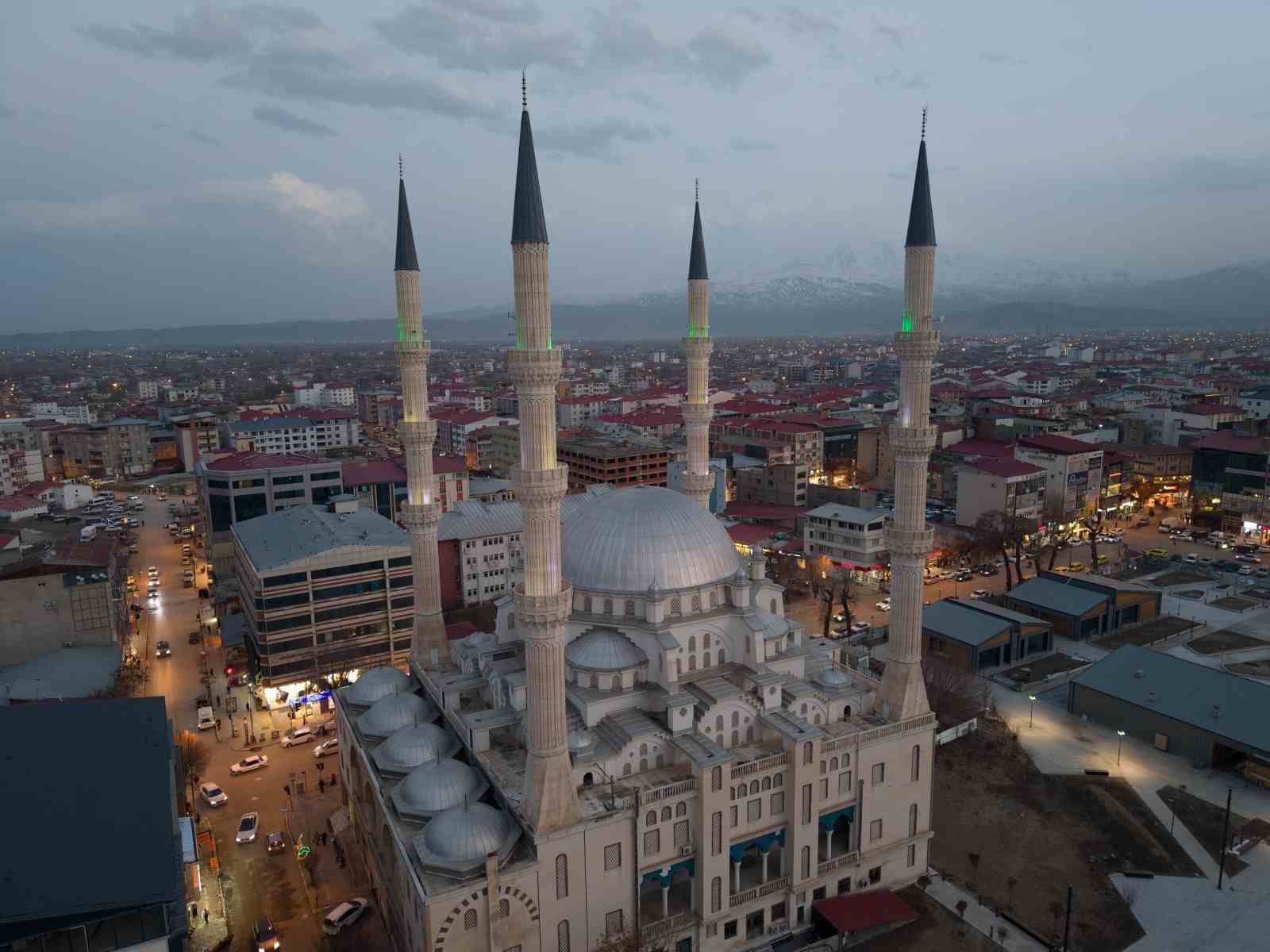 Türkiye’de ilk iftar Iğdır’da yapıldı
