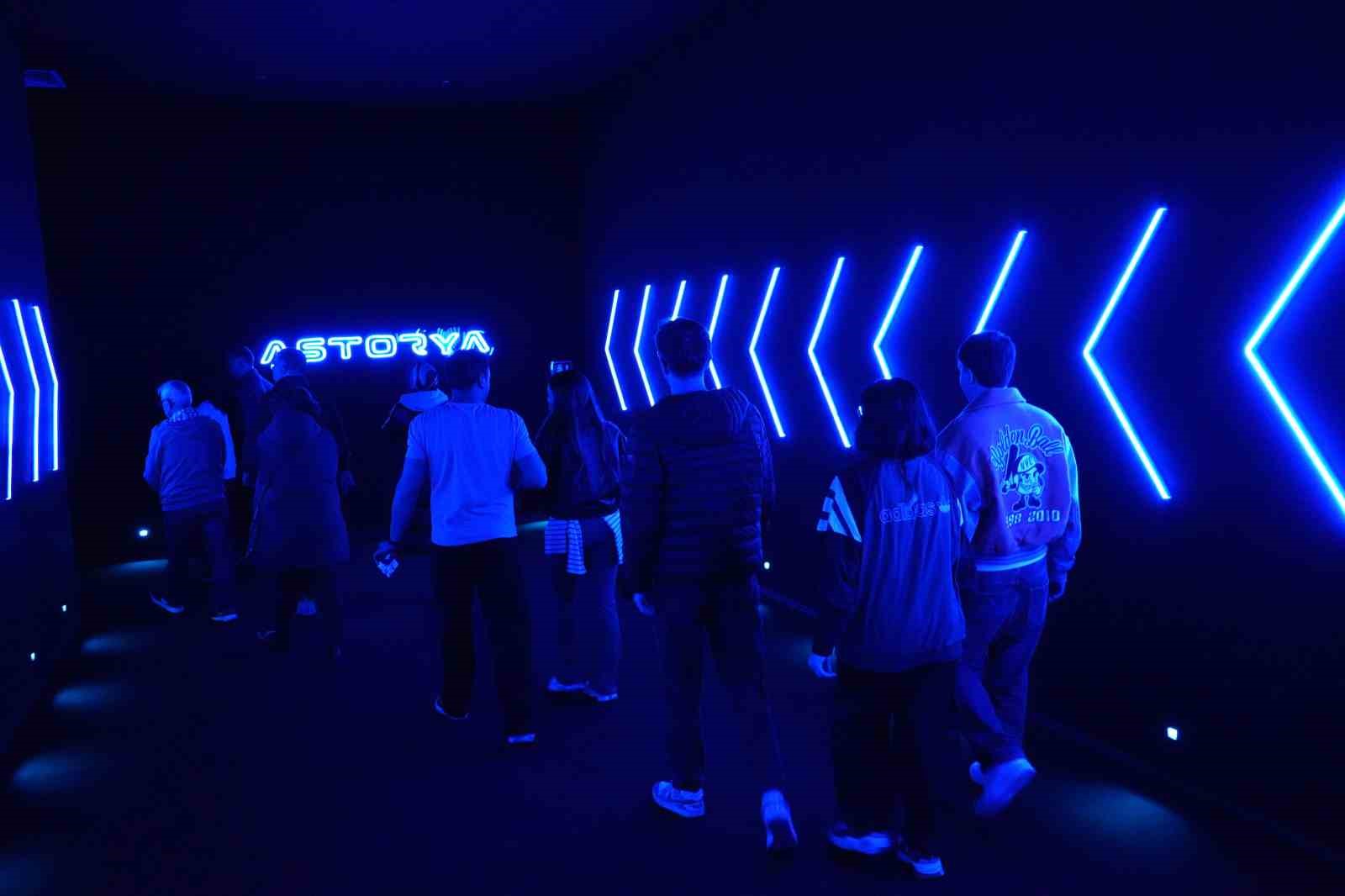 Türkiye’de ilk: Uçan sinema vatandaşların ayağını yerden kesti
