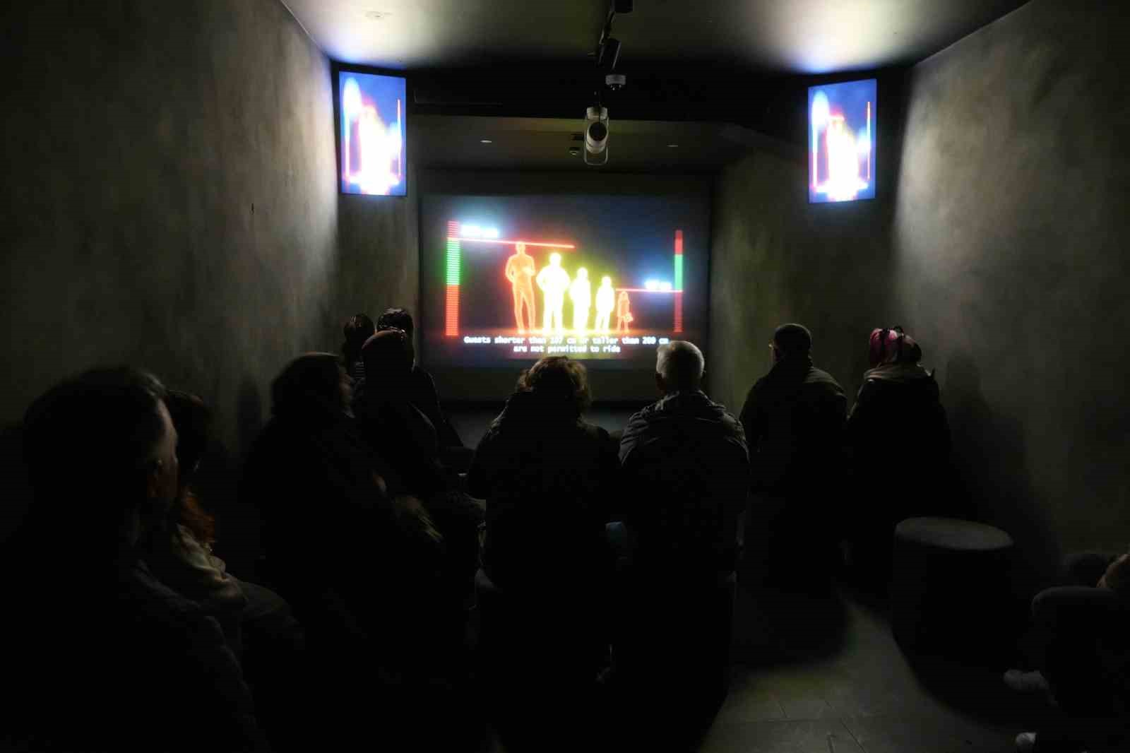 Türkiye’de ilk: Uçan sinema vatandaşların ayağını yerden kesti
