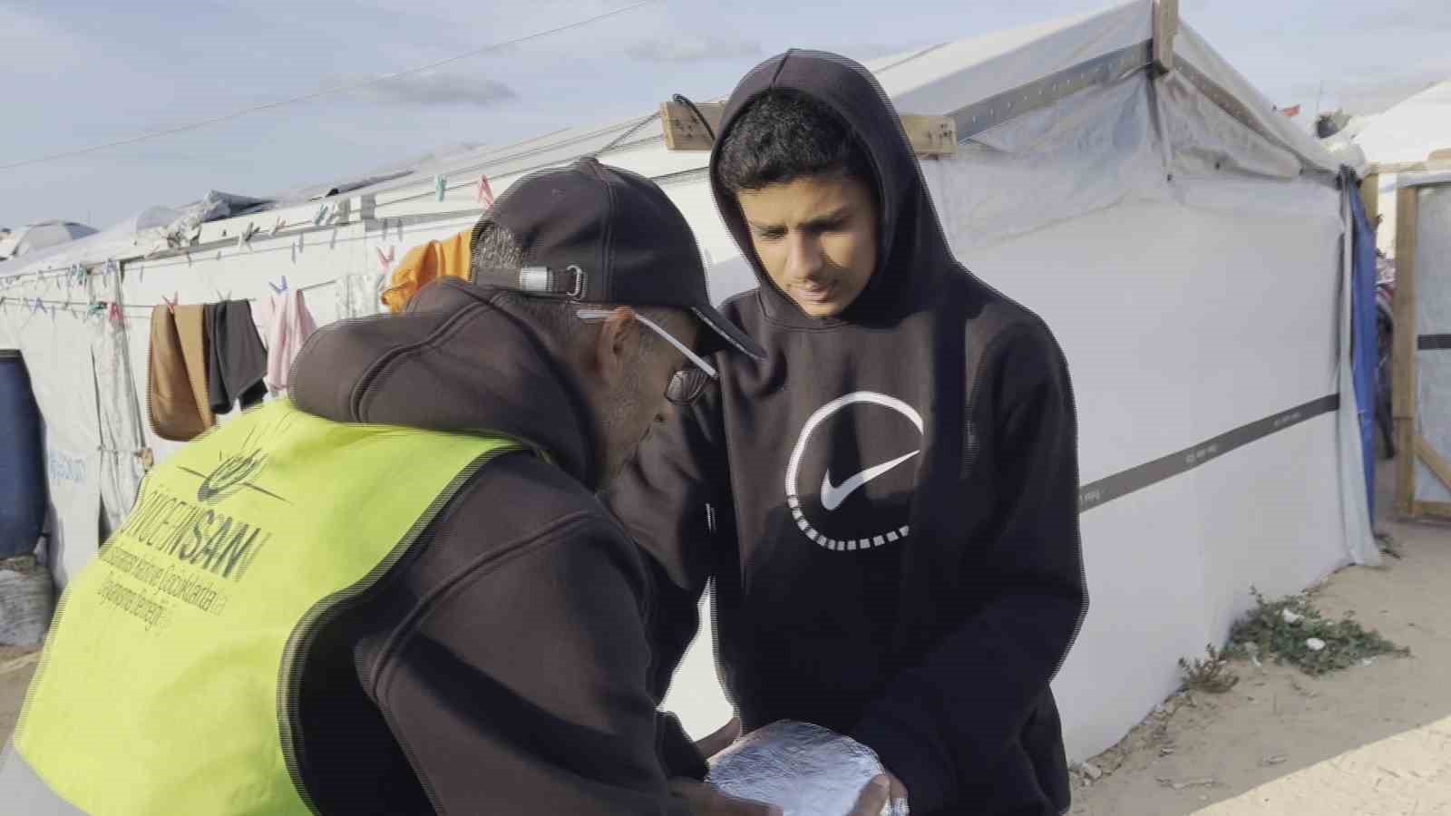 Türkiye’den Gazze’ye iftar sofraları: Çadır kentteki çocuklardan Türkiye’ye teşekkür
