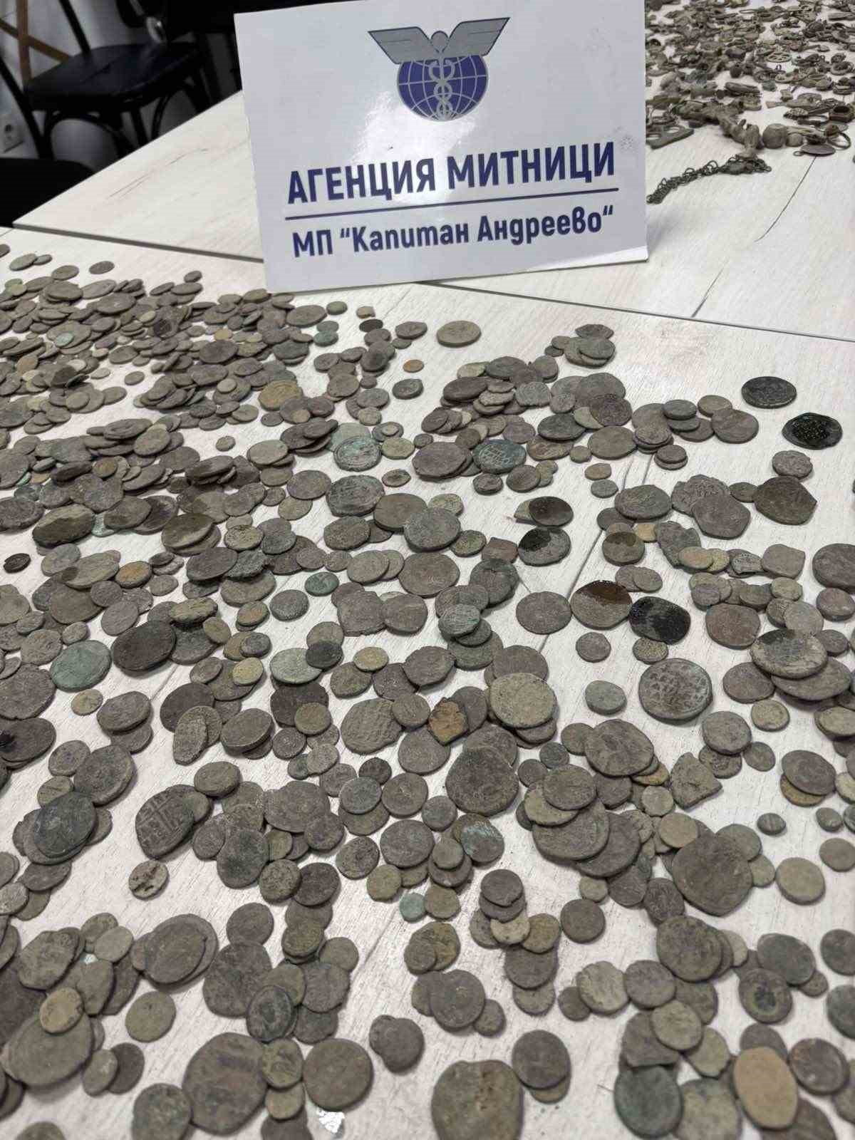 Türkiye’den kaçırılan binlerce sikke ve obje komşuya takıldı
