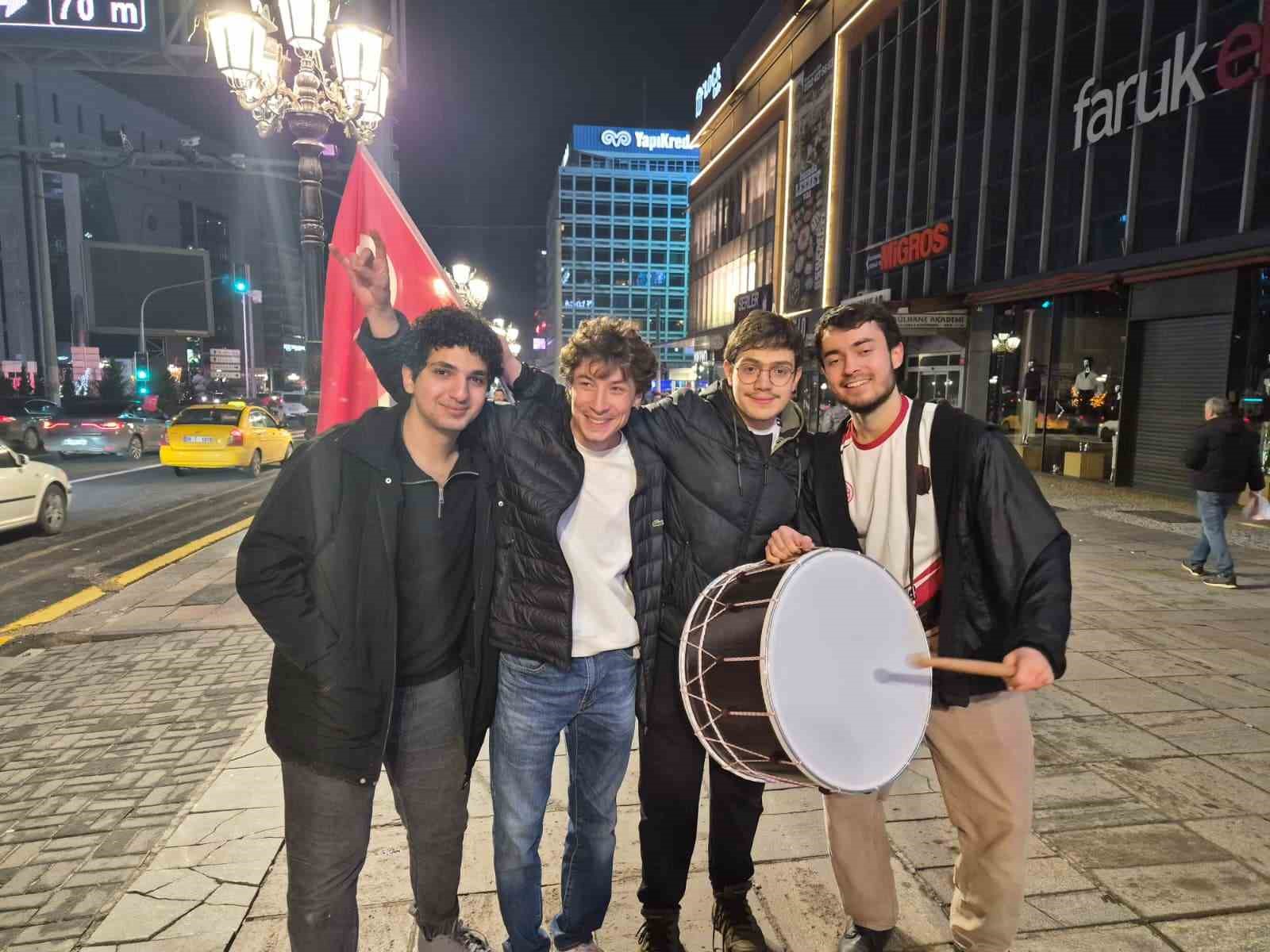 Türkiye’nin 24 yıl sonra Dünya Kupasına gitmesi Ankara’da coşku ile kutlandı
