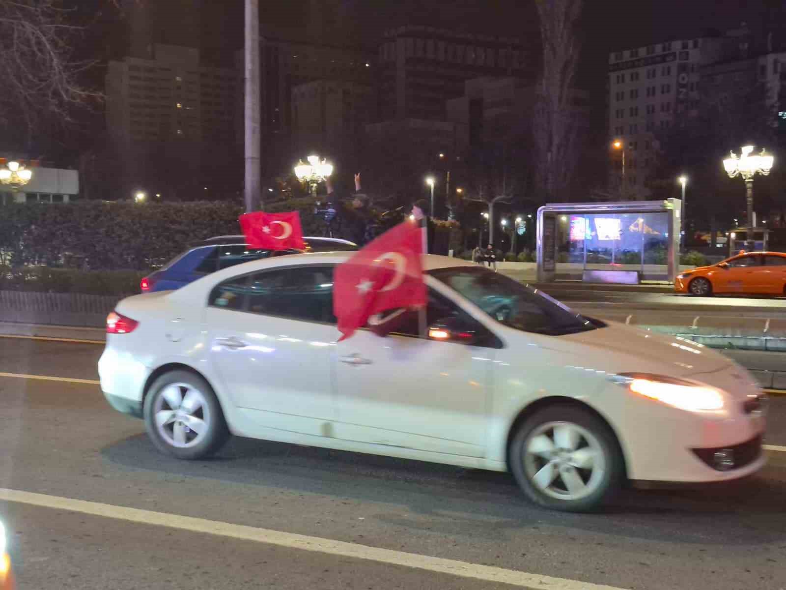Türkiye’nin 24 yıl sonra Dünya Kupasına gitmesi Ankara’da coşku ile kutlandı
