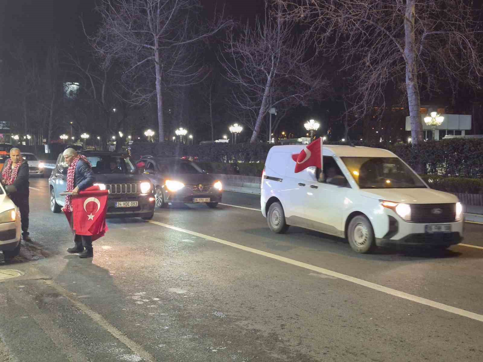Türkiye’nin 24 yıl sonra Dünya Kupasına gitmesi Ankara’da coşku ile kutlandı
