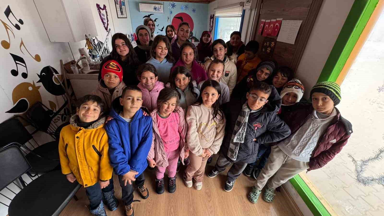 Türkiye’nin dört bir yanından gönderilen yılbaşı ikramlıkları öğrencilere ulaştırıldı
