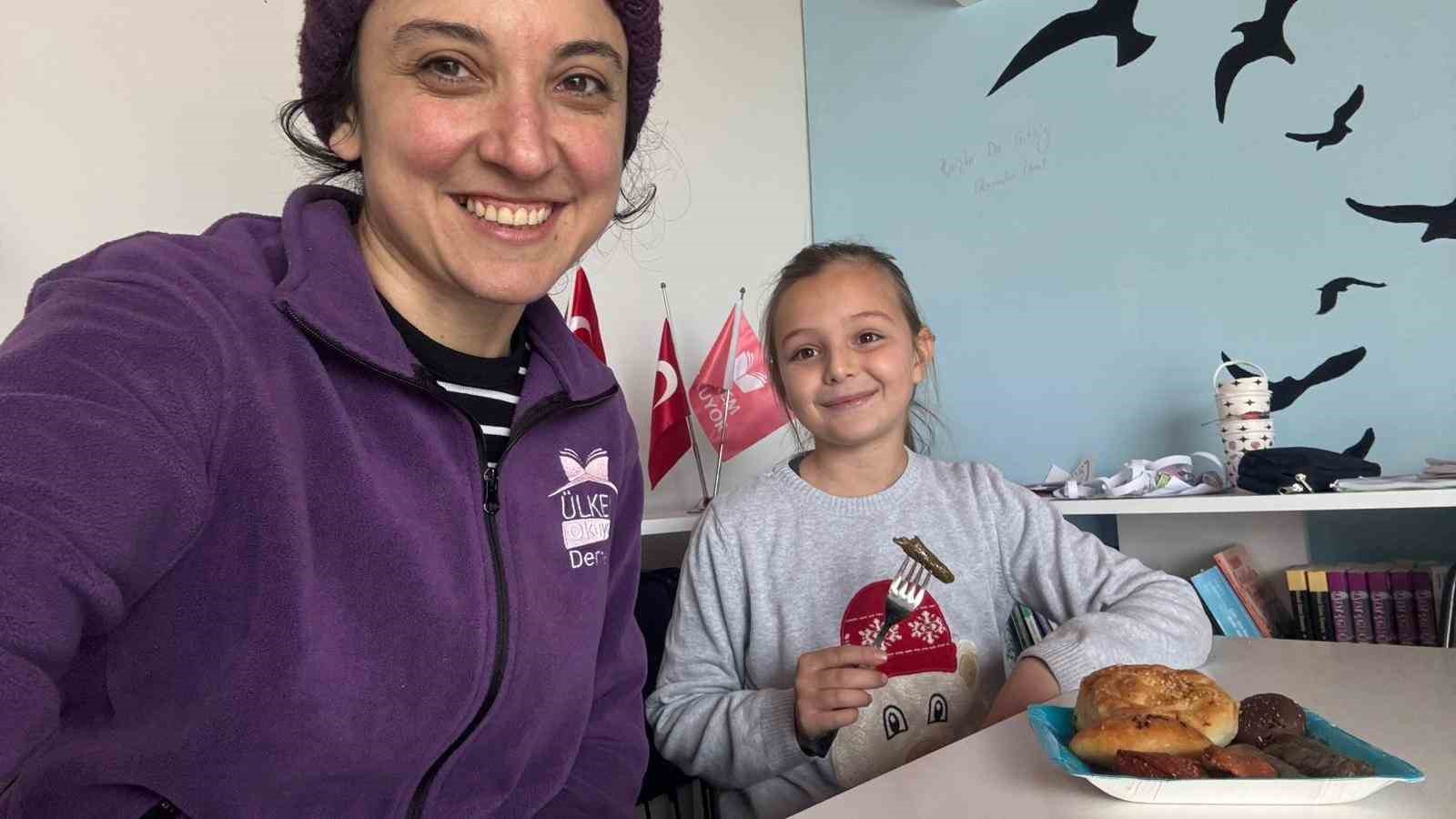 Türkiye’nin dört bir yanından gönderilen yılbaşı ikramlıkları öğrencilere ulaştırıldı
