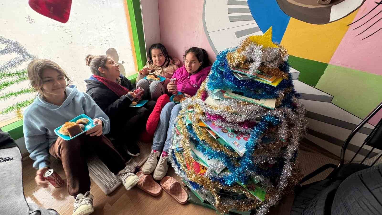 Türkiye’nin dört bir yanından gönderilen yılbaşı ikramlıkları öğrencilere ulaştırıldı
