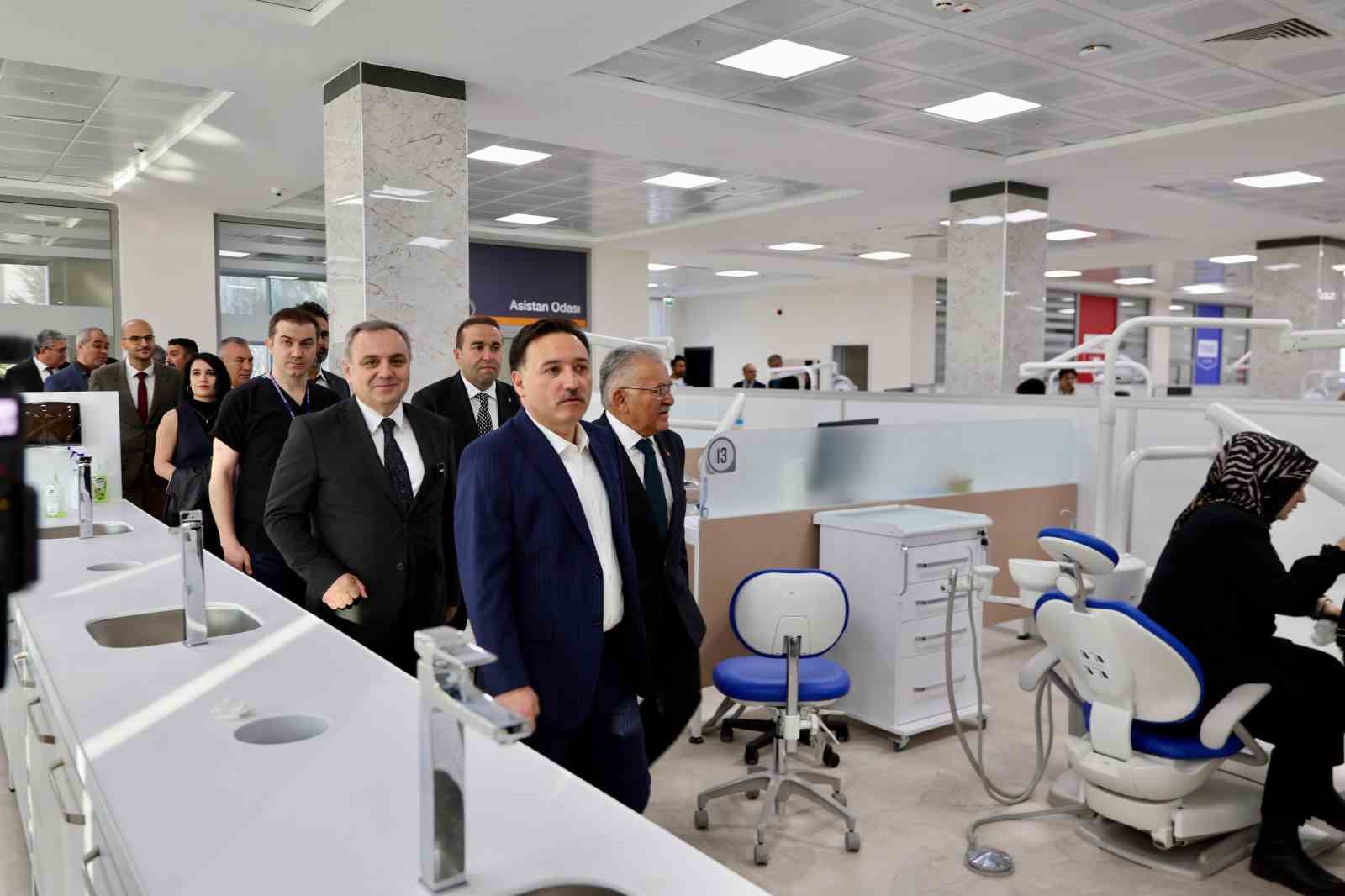 Türkiye’nin en büyük diş hastanesi ilk hastalarını aldı
