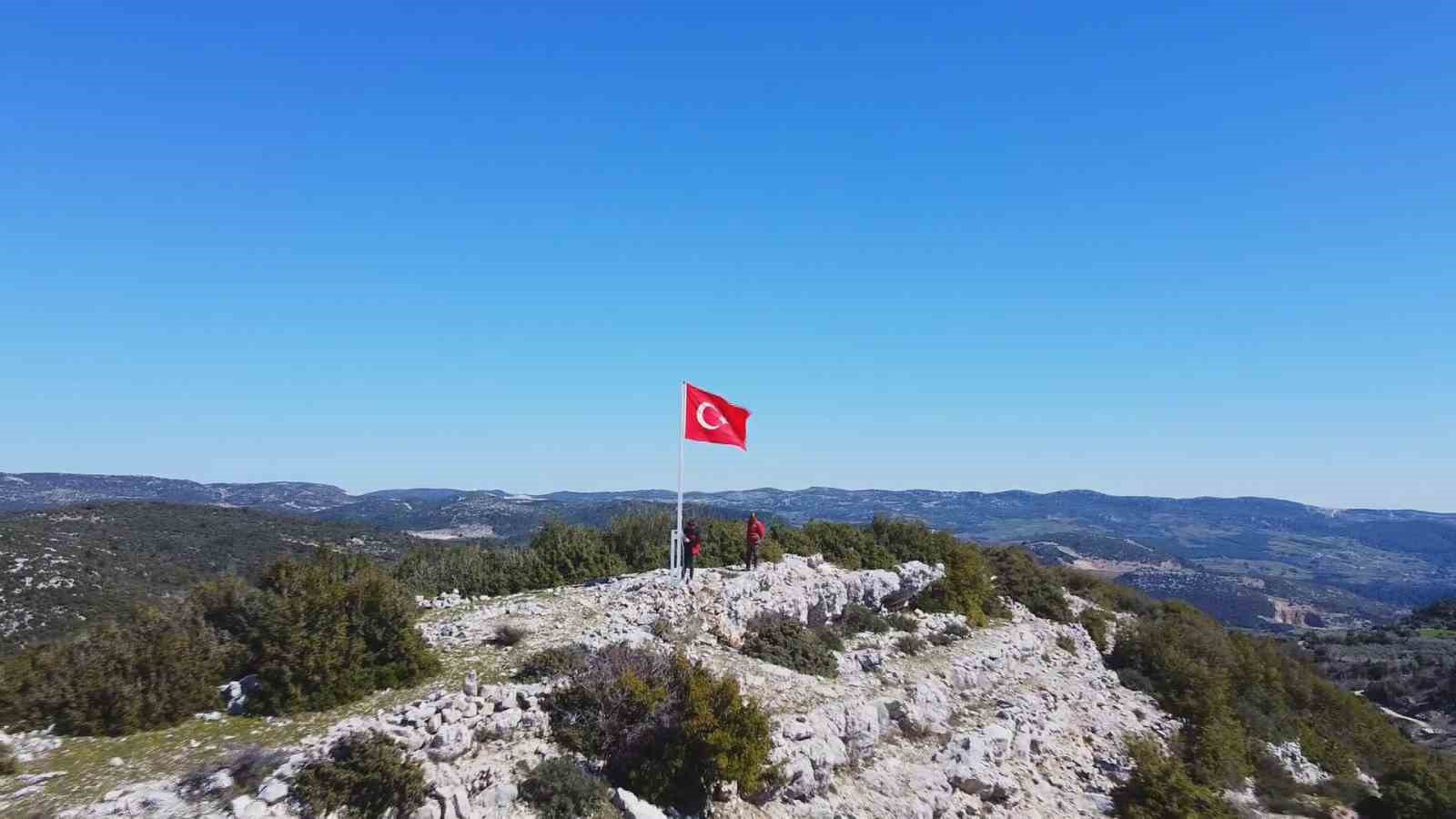 Türkiye’nin en güneyindeki mahallede 7 tepede, 7 bayrak göndere çekildi
