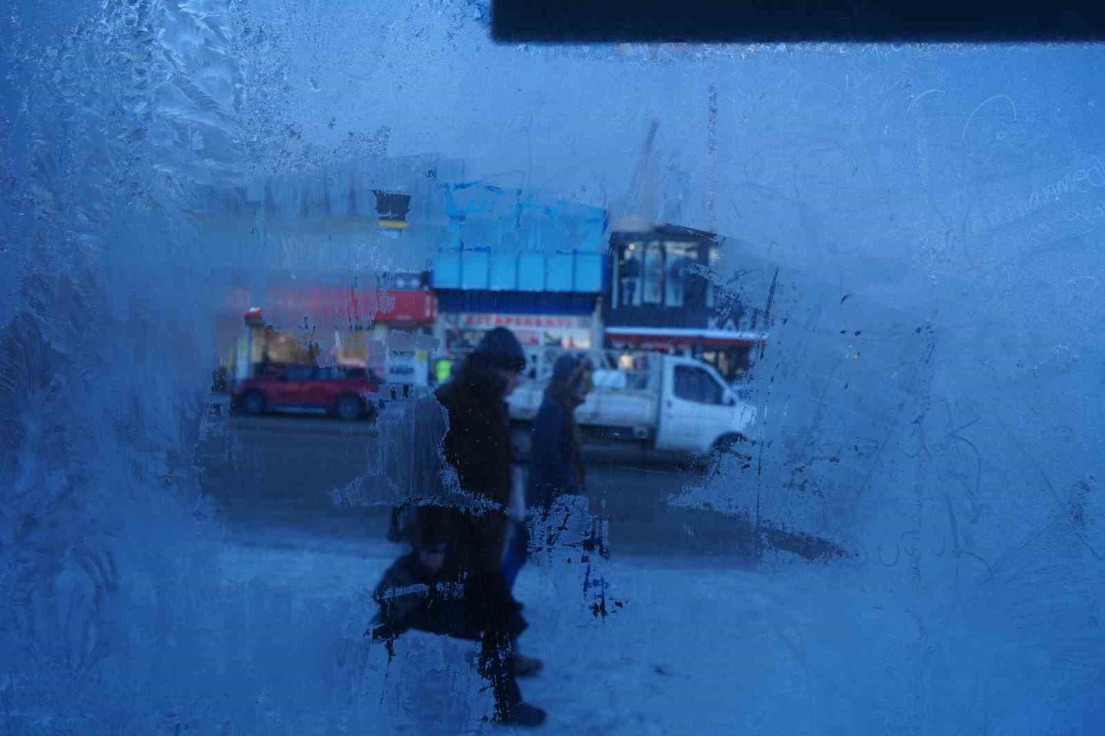 Türkiye’nin en soğuk yeri Erzurum oldu, çeşmeler buz tuttu
