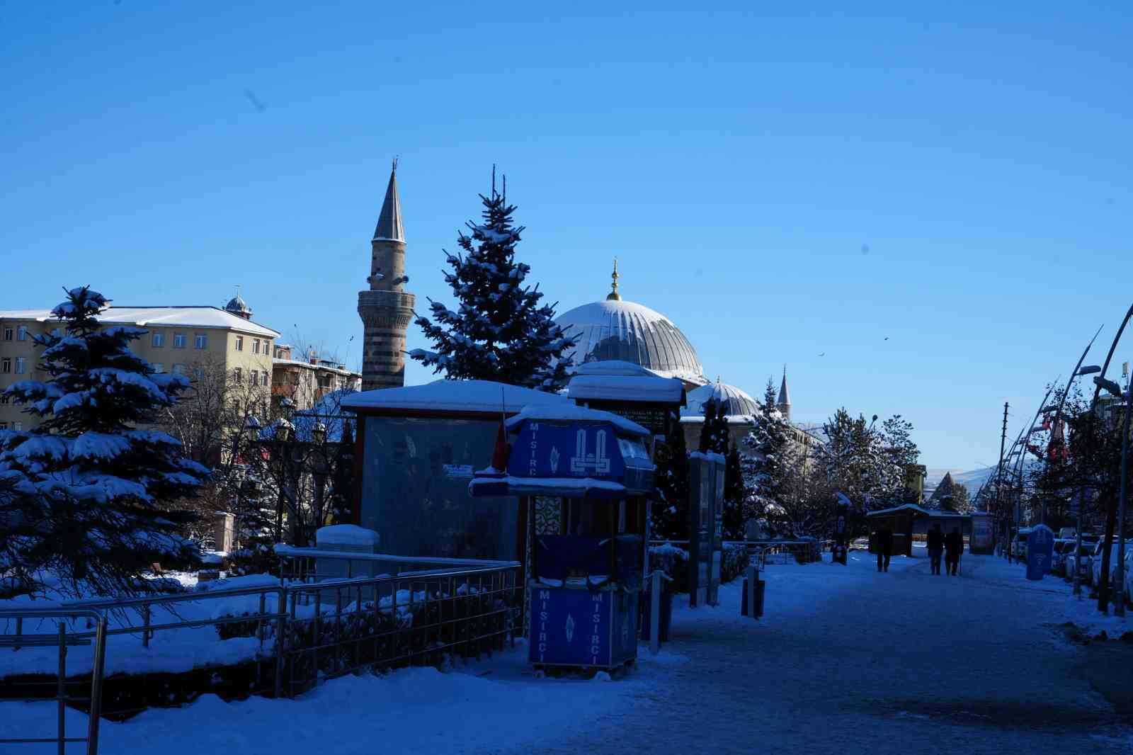 Türkiye’nin en soğuk yeri Erzurum oldu, çeşmeler buz tuttu

