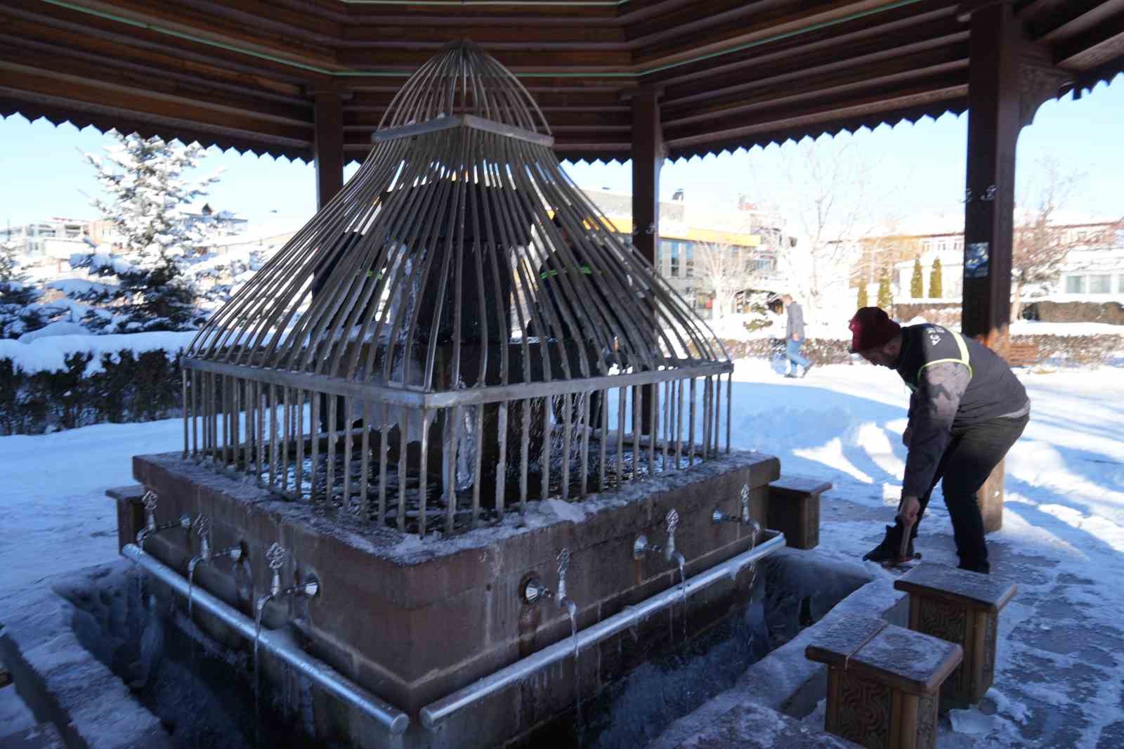 Türkiye’nin en soğuk yeri Erzurum oldu, çeşmeler buz tuttu
