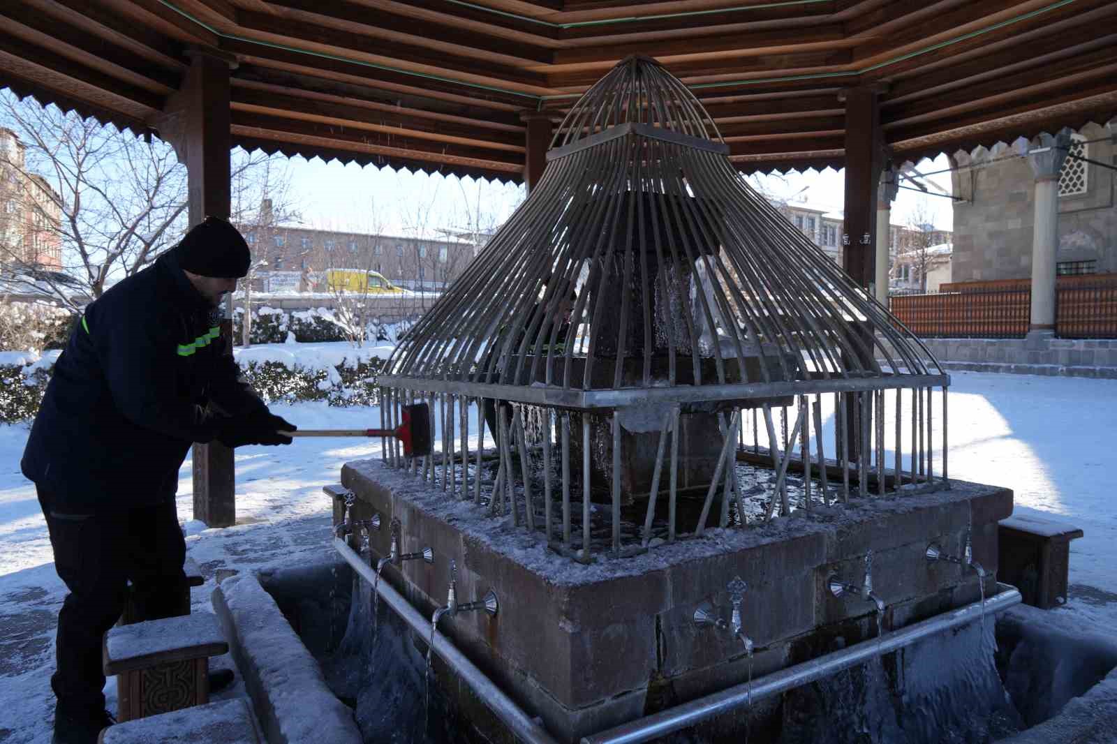 Türkiye’nin en soğuk yeri Erzurum oldu, çeşmeler buz tuttu
