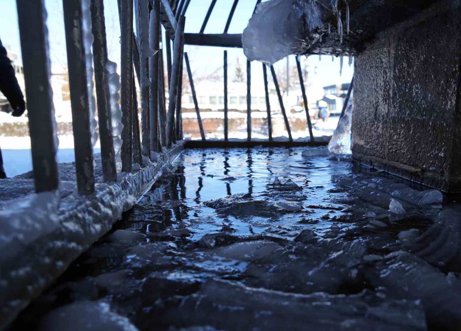 Türkiye’nin en soğuk yeri Erzurum oldu, çeşmeler buz tuttu
