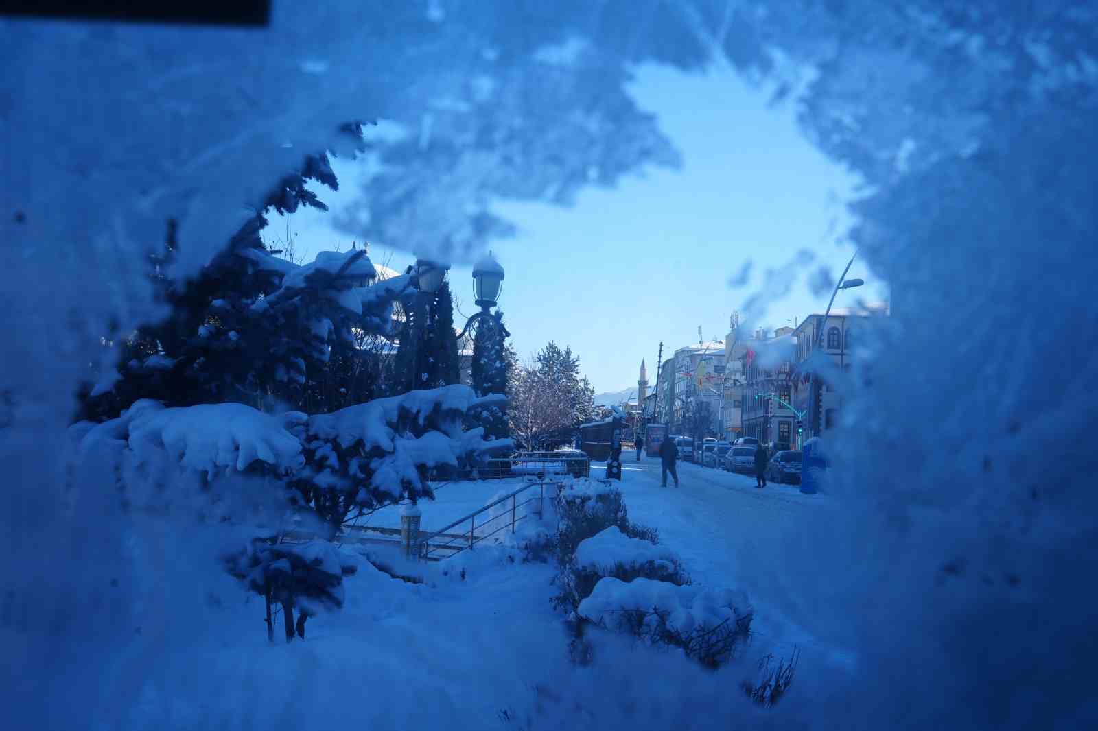 Türkiye’nin en soğuk yeri Erzurum oldu, çeşmeler buz tuttu
