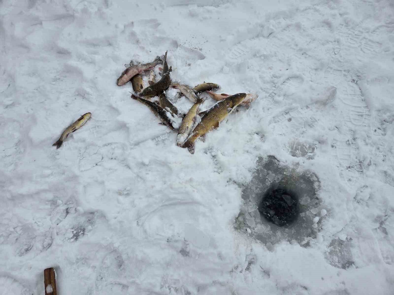 Türkiye’nin en uzun nehri dondu, üzerinde eskimo usülü balık avladılar
