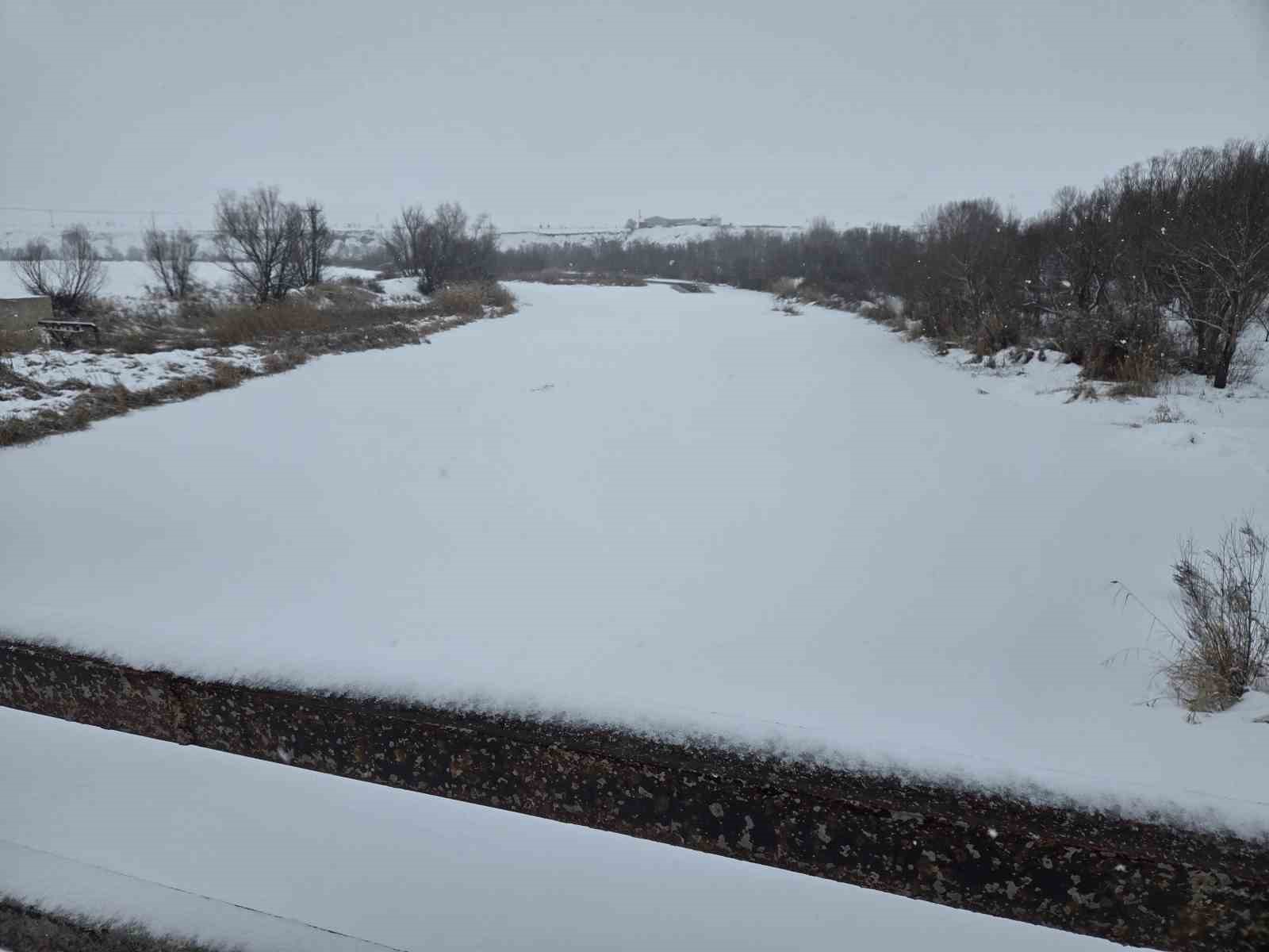 Türkiye’nin en uzun nehri dondu, üzerinde eskimo usülü balık avladılar
