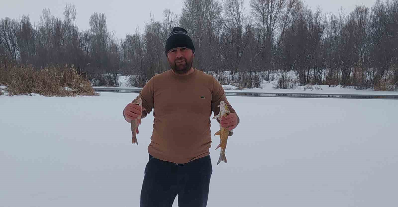 Türkiye’nin en uzun nehri dondu, üzerinde eskimo usülü balık avladılar
