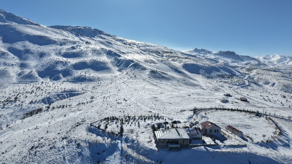 Türkiye’nin göl manzaralı kayak tesisine, fırtına engeli
